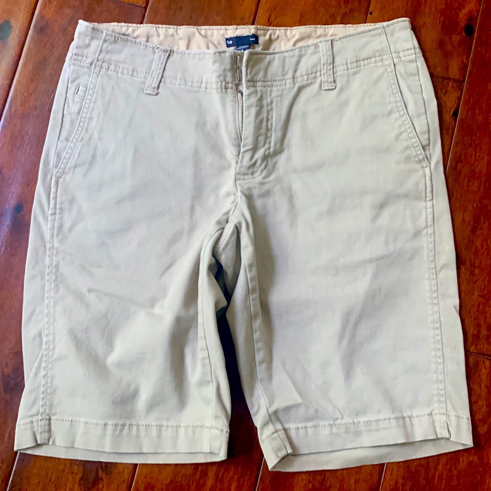 Gap women’s chino shorts. Size 6